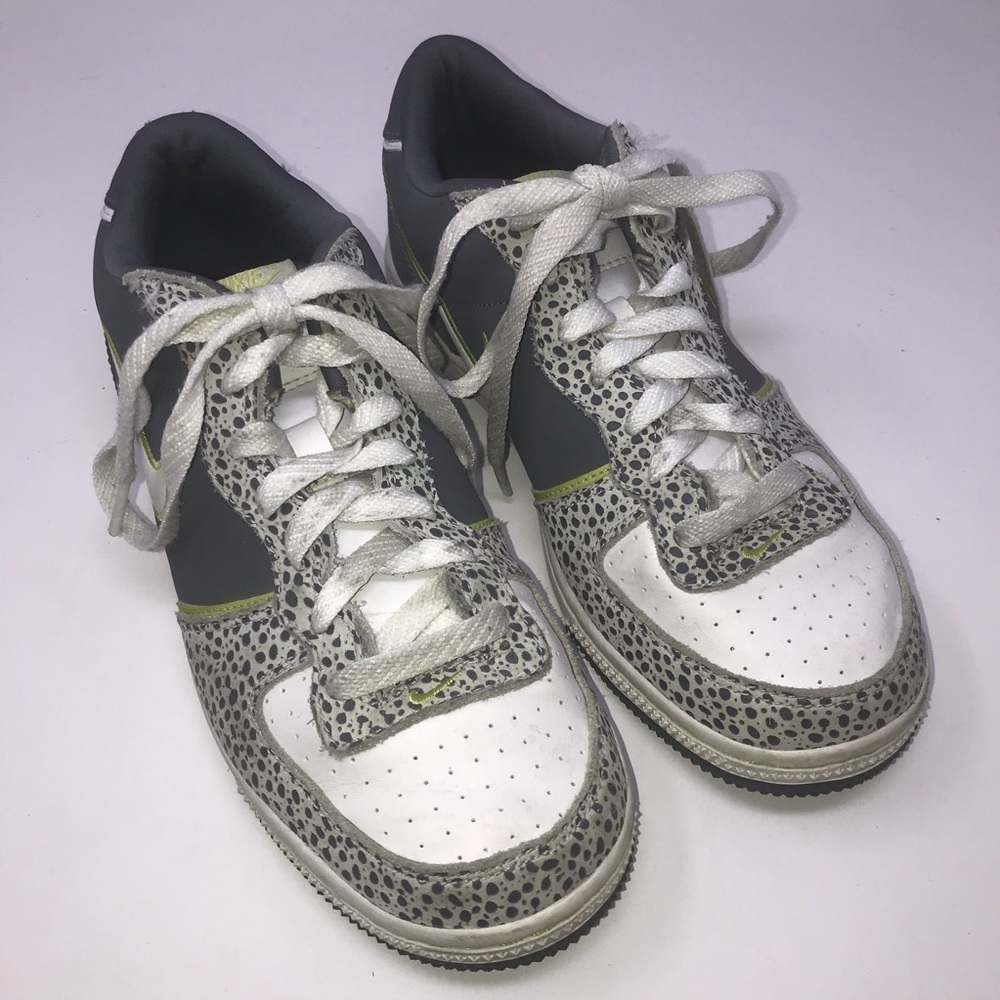 Nike Vantage Boys Sneakers – Size 5.5 – Splatter Paint Design